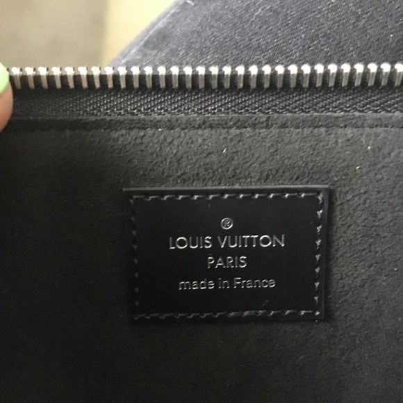 Louis Vuitton Handbags - Pochette Essential V clutch